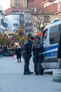 At the Christmas market in Stuttgart, the police are standing in front of the market hall with