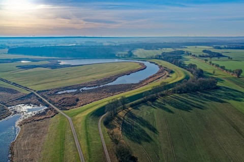Radegaster Haken in the Elbe floodplain near Bleckede-Radegast on a clear winter day in the Elbe
