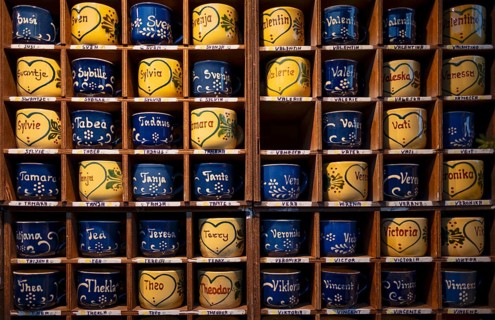 Name trays, cups with names, first names, shelf, sales stand, baroque Christmas market,