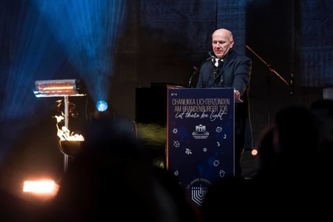 Kai Wegner (Governing Mayor of Berlin) speaks at the lighting of lights to mark 20 years of