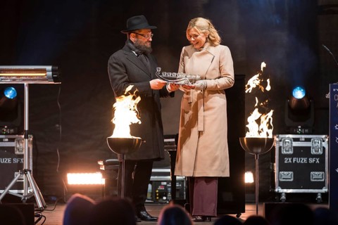 Julia Klöckner (President of the German Bundestag) receives a gift from Yehuda Teichtal (Rabbi of