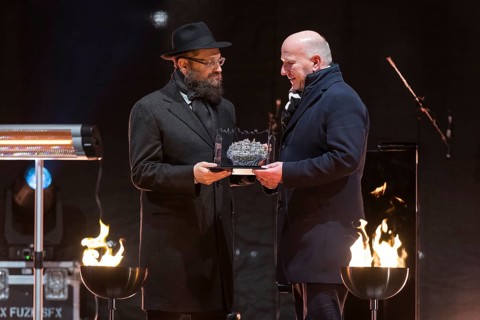 Kai Wegner (Governing Mayor of Berlin) receives a gift from Yehuda Teichtal (Rabbi of the