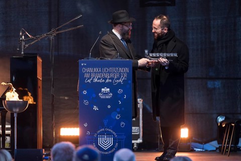 Igor Levit (pianist) receives a gift from Yehuda Teichtal (rabbi of the Chabad-Lubavitch movement)