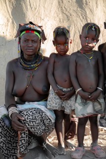 Woman with children, Hakaona tribe, also Havakona or Hakawona, near Opuwo, Kunene, Namibia