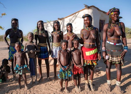 Women and children in the village, Hakaona people, also Havakona or Hakawona, near Opuwo, Kunene,