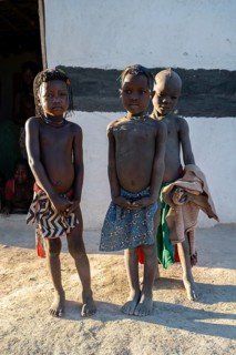 Three children, Hakaona tribe also Havakona or Hakawona, near Opuwo, Kunene, Namibia