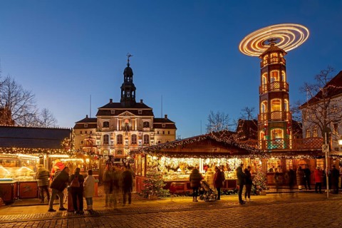 Long exposure, town hall, Christmas pyramid, Christmas market, Lüneburg, Lower Saxony, Germany