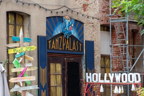 Entrance with the inscription Tanzpalast, next to it the lettering Hollywood, Altenburg, Thuringia,