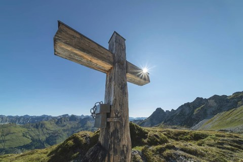 Bergkreuz am Koblat-Höhenweg, bei Laufbichelsee, Allgäu Alps, Allgäu, Bavaria, Germany