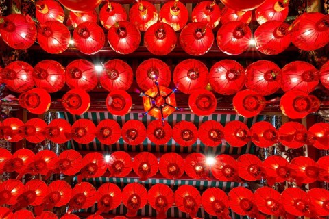 Traditional Chinese lanterns, numerous lanterns hanging from the ceiling, Wat Mangkon Kamalawat,