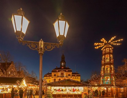 Town Hall, Christmas pyramid, street lamp, Christmas market, Lüneburg, Lower Saxony, Germany