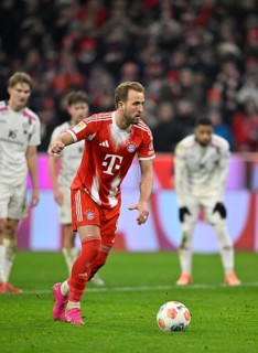 Goal kick Action Goal chance Harry Kane FC Bayern Munich FCB (09) on penalty, penalty kick Allianz
