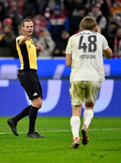 Referee Dr Robin Braun points to the spot after a foul by Kacper Potulski 1. FSV Mainz 05 (48)