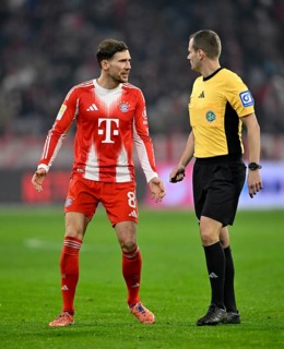 Leon Goretzka FC Bayern Munich FCB (08) in discussion with referee Dr Robin Braun Allianz Arena,