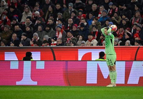 Goalkeeper Manuel Neuer FC Bayern Munich FCB (01) taking a throw-in, action Allianz Arena, Munich,