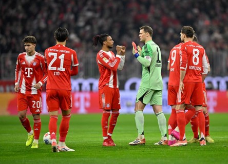 High-five in front of the match with goalkeeper Manuel Neuer FC Bayern Munich FCB (01) Michael