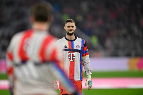 Warm-up training Goalkeeper Sven Ulreich FC Bayern Munich FCB (26) in discussion with goalkeeper