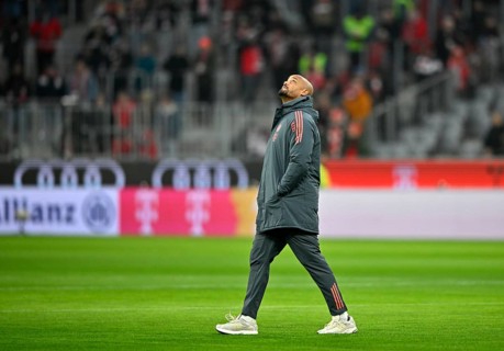 Coach coach Vincent Kompany FC Bayern Munich FCB during the course inspection, looking up, Allianz