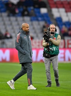 Coach coach Vincent Kompany FC Bayern Munich FCB during the field inspection, followed by TV