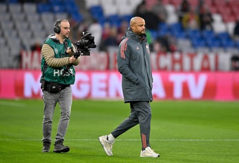 Coach coach Vincent Kompany FC Bayern Munich FCB during the site inspection, followed by TV camera,