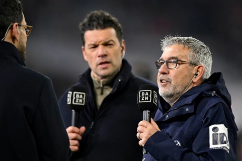Coach coach Urs Fischer 1st FSV Mainz 05 interviewed microphone micro logo DAZN TV expert Michael