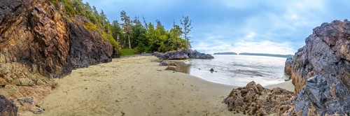 Breathtaking panorama of mackenzie beach in tofino, vancouver island, highlighting the rugged