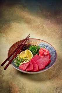 Tuna sashimi with daikon and wakame salad, pickled ginger, in a bowl