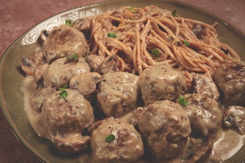 Spaghetti with meatballs and mushrooms, in cream sauce, homemade, no people