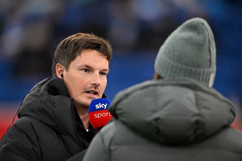 Coach coach Merlin Polzin Hamburger SV HSV portrait in an interview microphone micro logo SKY