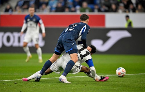 Tackle, action Robin Hranac TSG 1899 Hoffenheim (02) against Ransford Königsdörffer Hamburger SV