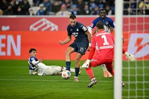 Goal kick Action Goal chance Tim Lemperle TSG 1899 Hoffenheim (19) against goalkeeper Daniel Heuer