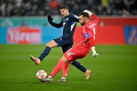 One-on-one, action Andrej Kramaric TSG 1899 Hoffenheim (27) against goalkeeper Daniel Heuer