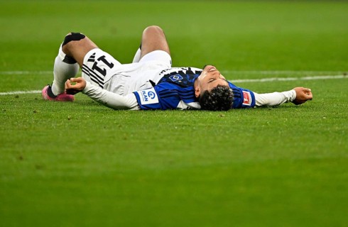 Ransford Königsdörffer Hamburger SV HSV (11) Disappointment disappointed on the ground after missed