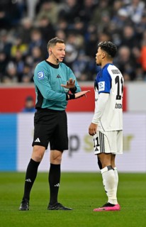 Referee Referee Martin Petersen cautions Ransford Königsdörffer Hamburger SV HSV (11) Gesture