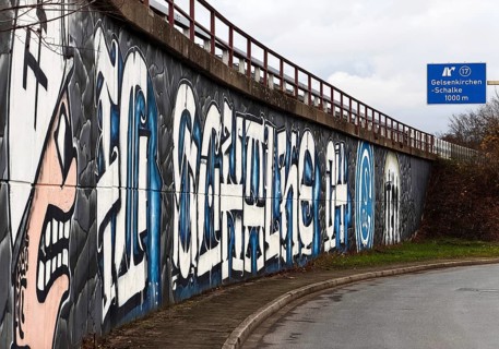 Graffitti at exit no. 17 on the A 42 Gelsenkirchen-Schalke, Schalker Meile, Gelsenkirchen, Ruhr