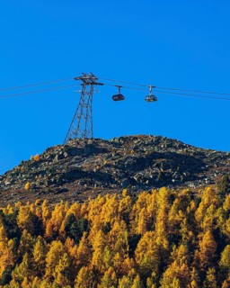 Gondolas and cable car route from Grimentz to the Espace Weisshorn mountain station, above autumn