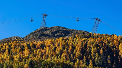 Gondolas and cable car route from Grimentz to the Espace Weisshorn mountain station, above autumn
