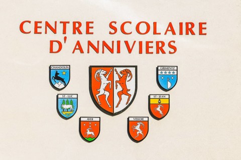 The school center in Vissoie with the coats of arms of the individual municipalities of the Commune