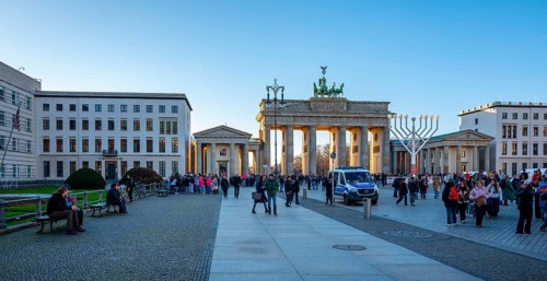 Tourists and police at the Brandenburg Gate at Christmas, daylight photo, Berlin, Germany