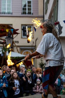 Juggler, fire, stage, audience, medieval clothing, medieval market, city of Esslingen, district of