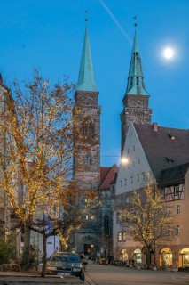 Sebaldus Church, decorated trees in front during Advent, wine market, Nuremberg, Middle Franconia,