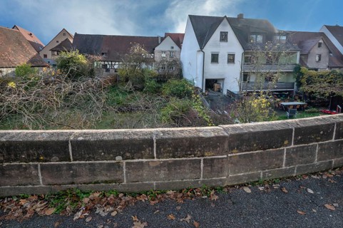Historic city wall built in the 14th century, old town houses behind, Lauf an der Pegnitz, Middle