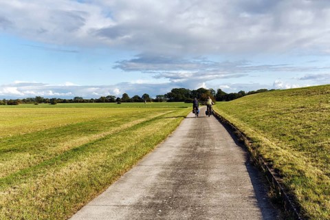 Two cyclists, bike tour, Elbe cycle path, Elbe dike, Neuhaus district, Lower Saxony Elbe