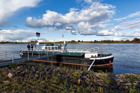 Ferry on a jetty, banks of the Elbe, river landscape, Hitzacker, Lüchow-Dannenberg, Wendland, Elbe
