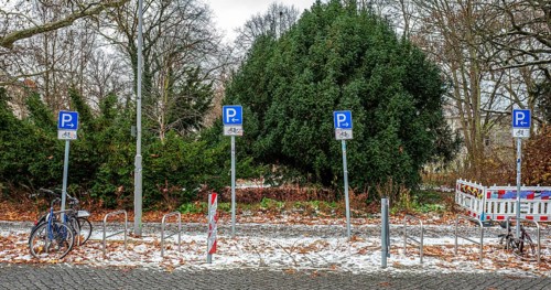 Schilderwald, variety of road signs pointing to parking spaces for cyclists over a length of 20