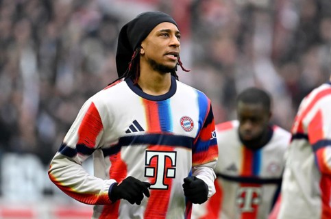 Michael Olise FC Bayern Munich FCB (17) with tube cap Warm-up training MHPArena, MHP Arena