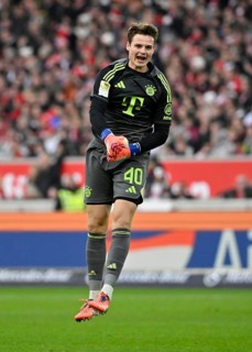Goalkeeper Jonas Urbig FC Bayern Munich FCB (40) Goal celebration MHPArena, MHP Arena Stuttgart,