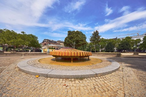 Kochbrunnenspringer thermal spring, mussel shaped, fountain, park, trees, lawn, paths, general