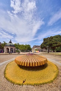 Kochbrunnenspringer thermal spring, mussel-shaped, pavilion Kochbrunnenpavillon, fountain, park,