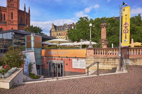 Sam - Stadtmuseum am Markt, entrance, staircase, advertising flag on flagpoles, flower bed,